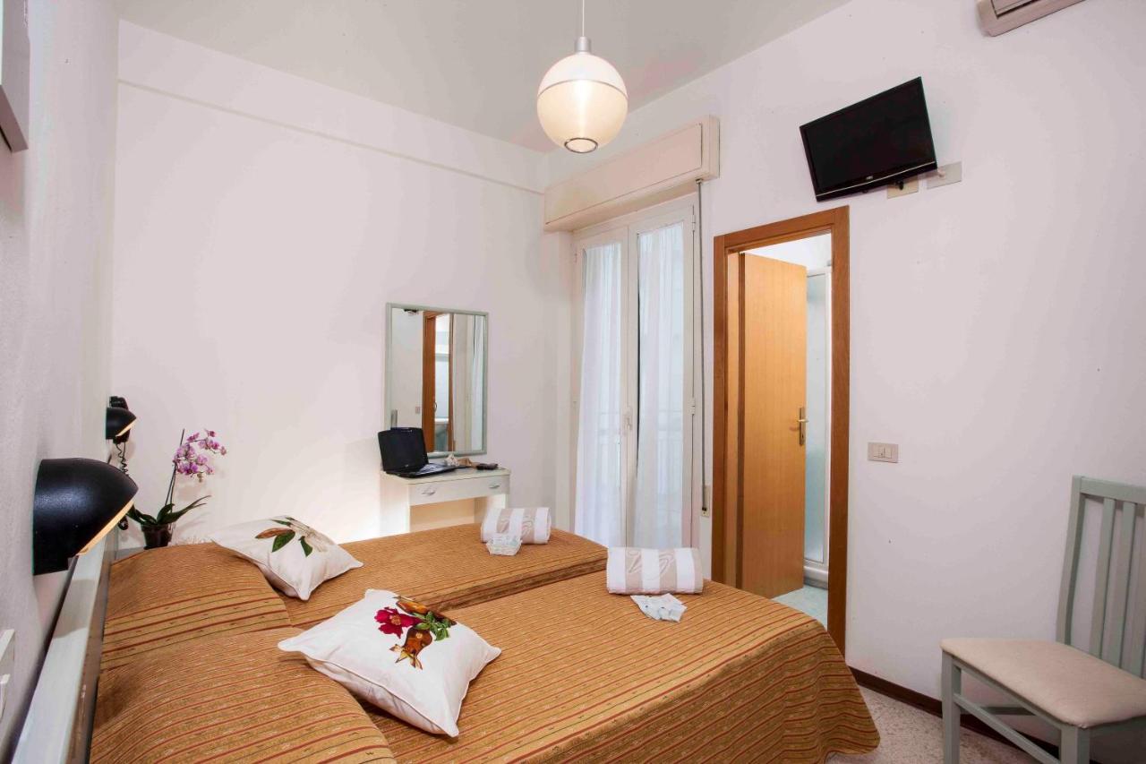 Hotel Leonardo Cattolica Esterno foto