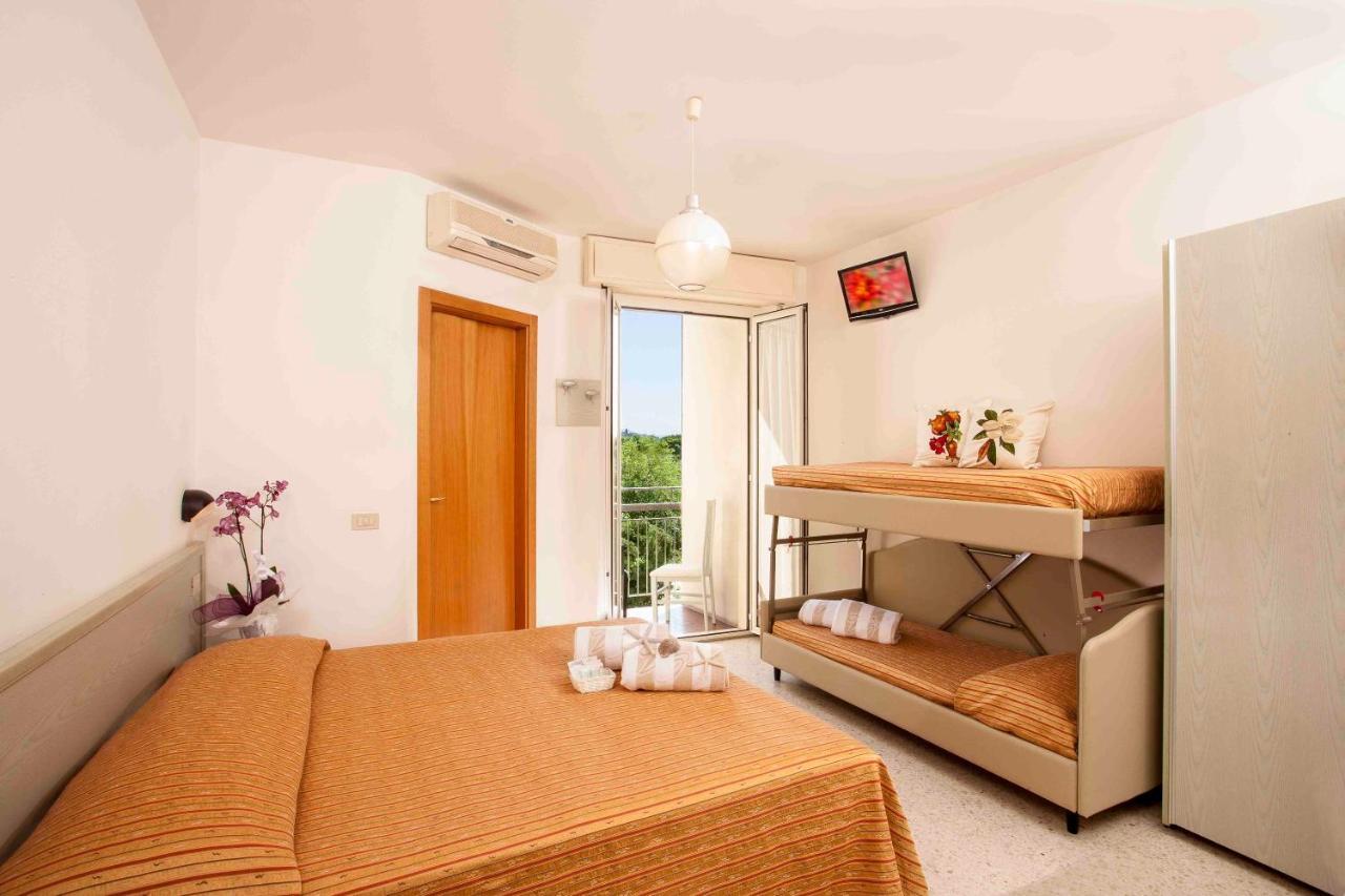 Hotel Leonardo Cattolica Esterno foto