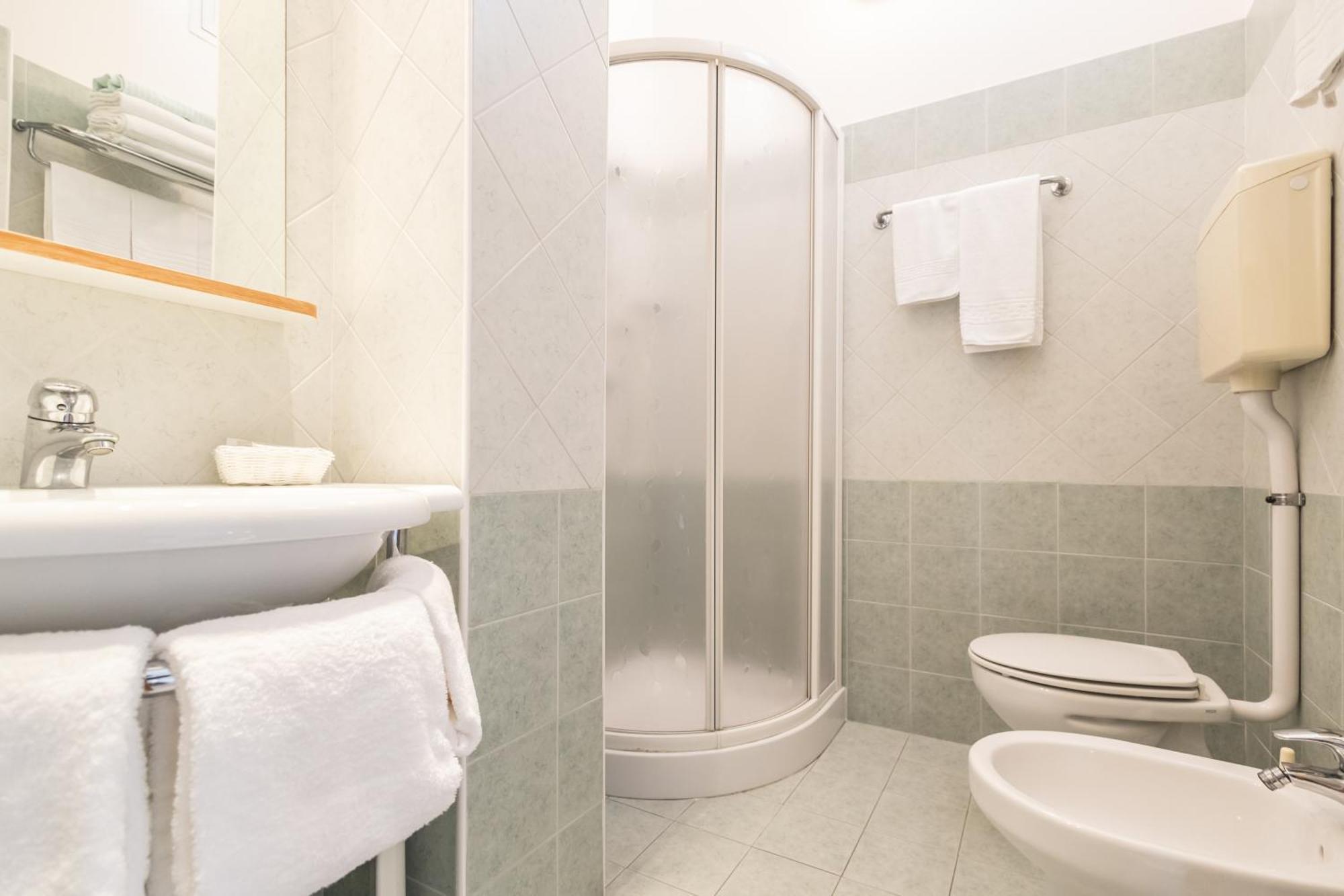 Hotel Leonardo Cattolica Esterno foto