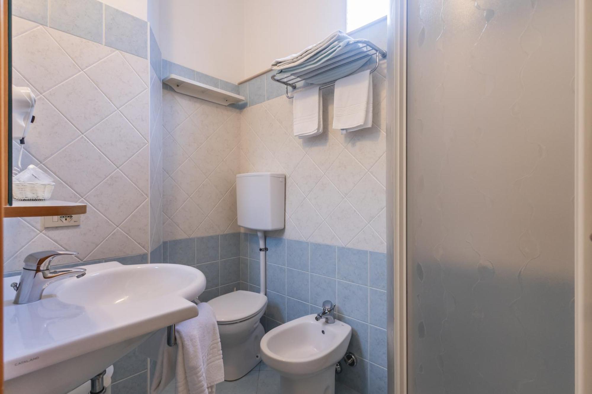 Hotel Leonardo Cattolica Esterno foto