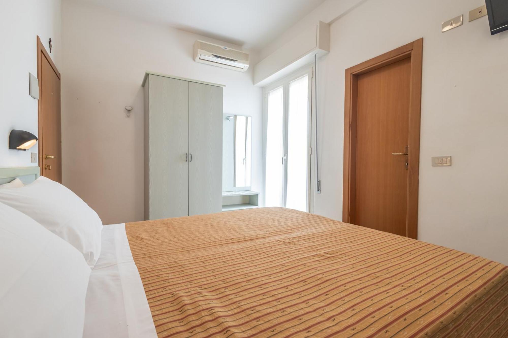Hotel Leonardo Cattolica Esterno foto