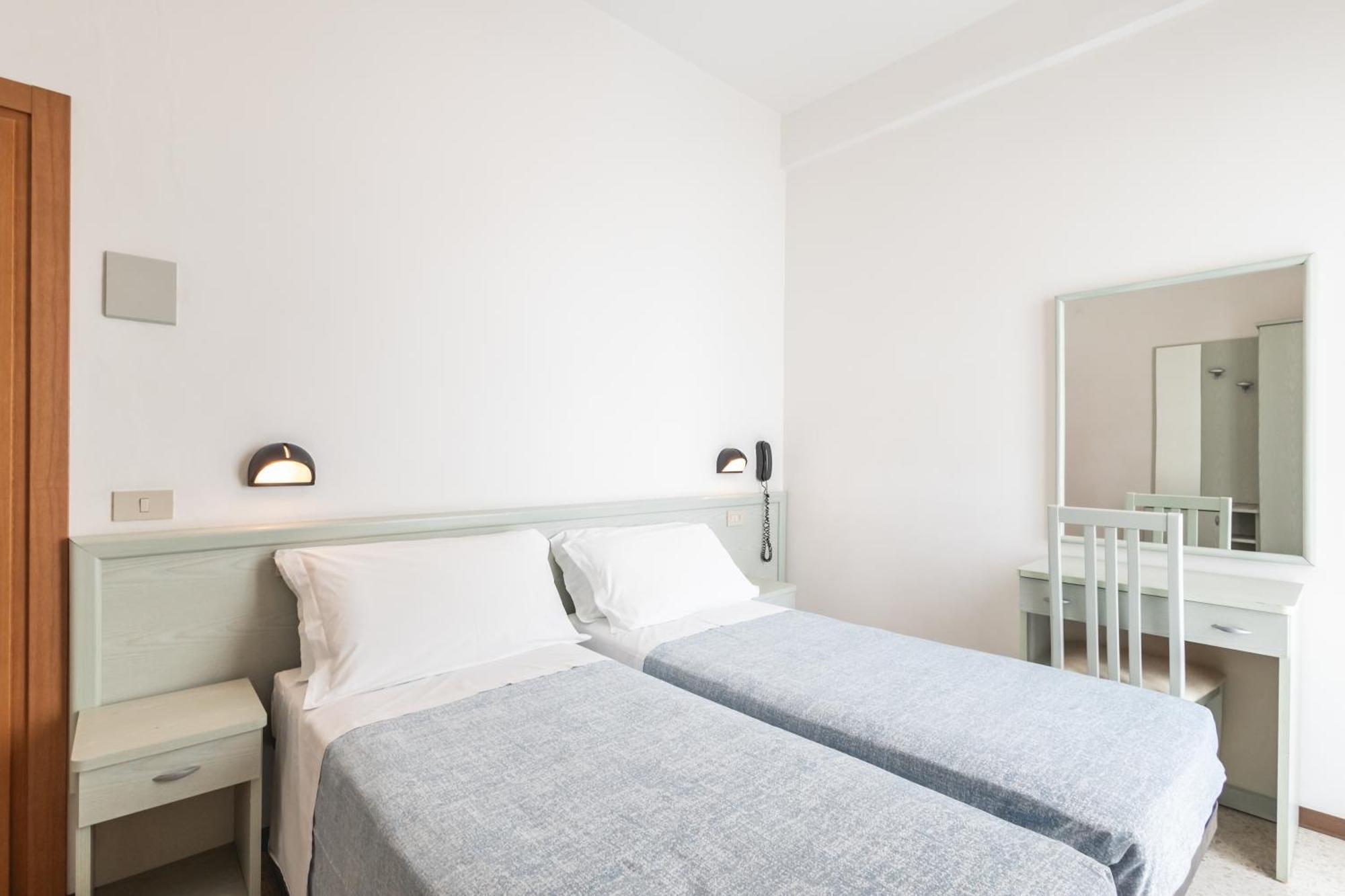 Hotel Leonardo Cattolica Esterno foto