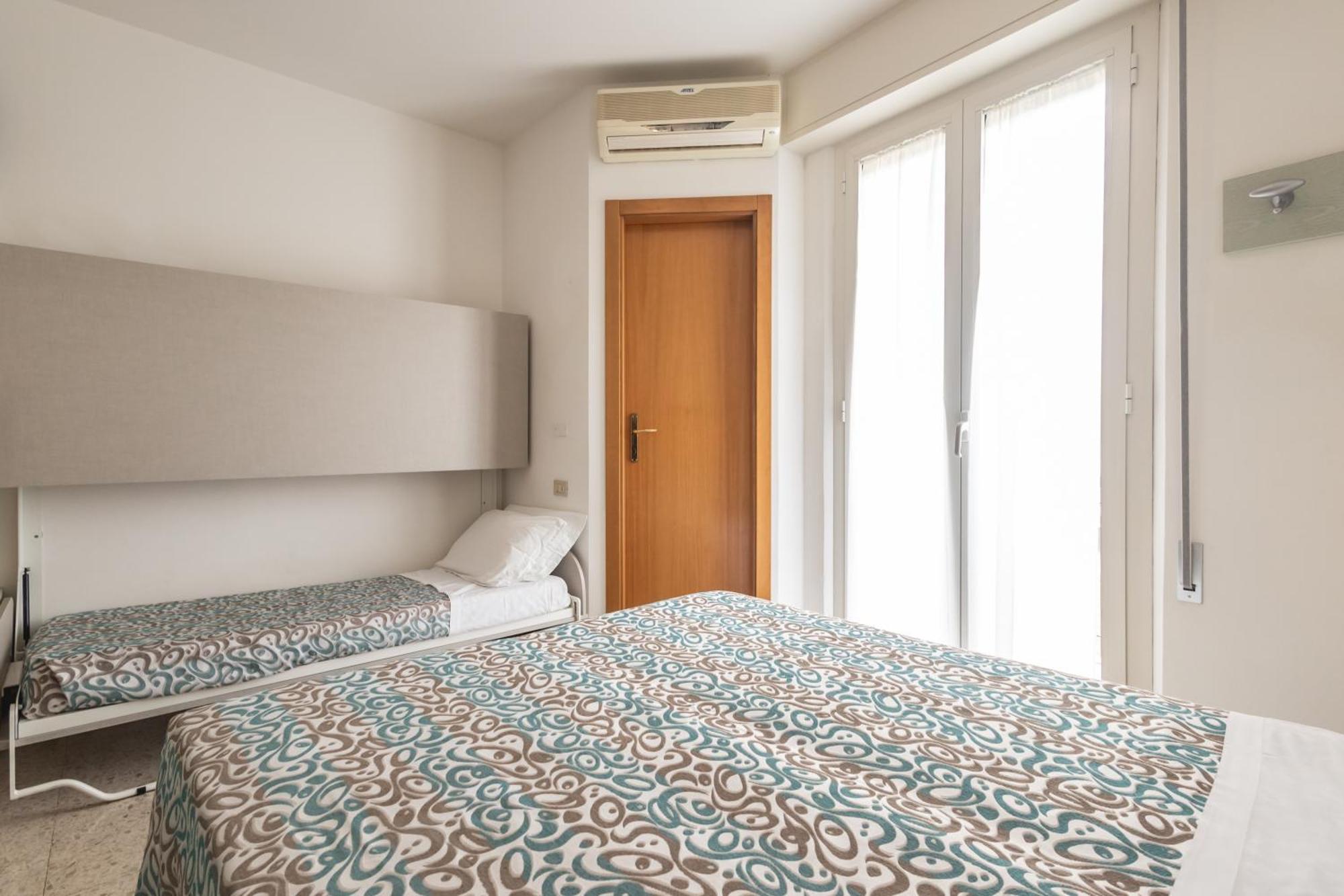 Hotel Leonardo Cattolica Esterno foto